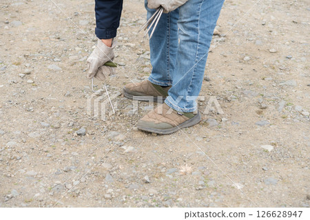 [Auto camping on the Nakatsugawa riverbed, removing the guy rope pegs and withdrawing] 126628947