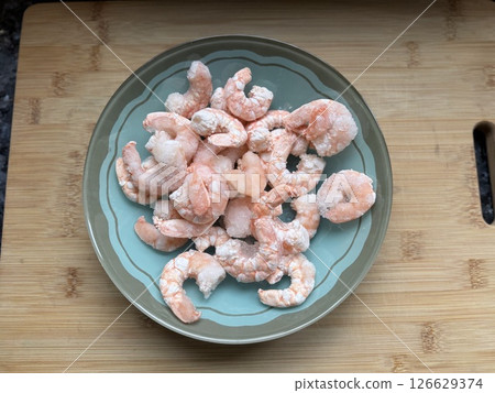 Tasty snack peeled prawn in the bowl 126629374