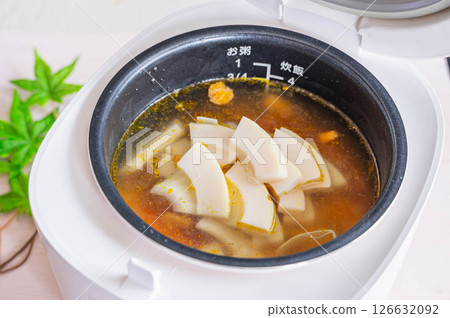 用竹筍飯調味料煮，並加入已浸泡過的竹筍以去除苦味。 126632092