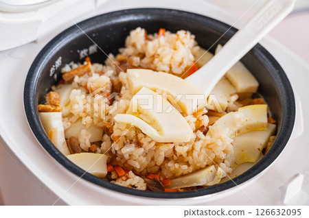 煮熟的竹筍飯 126632095