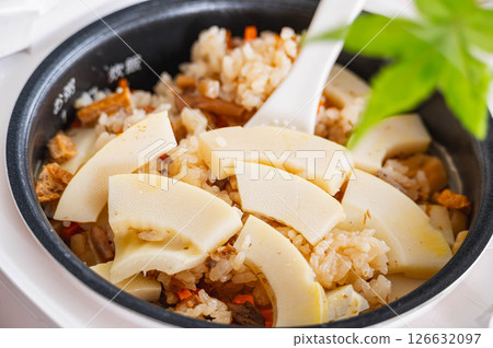 煮熟的竹筍飯 126632097