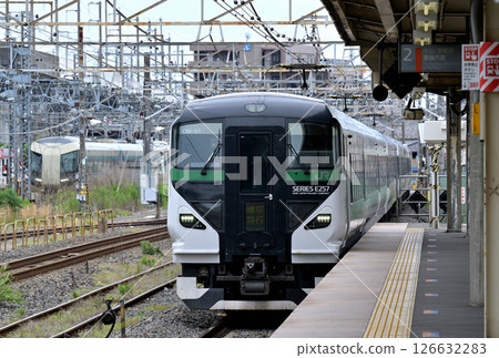 一輛特殊的學校旅行列車,E257系列,背景中不知為何出現了一輛東武特快列車Liberty 一輛特殊的學校旅行列車,E257系列,背景中不知為何出現了一輛東武特快列車Liberty 126632283