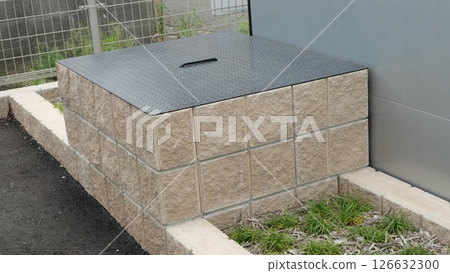 停車場裡一口有金屬蓋的老井 126632300