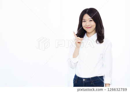 指著手指的女人 126632789
