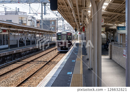 從兵庫縣蘆屋市的上行月台看到的阪急神戶線蘆屋川站駛入下行月台的本地列車 126632821