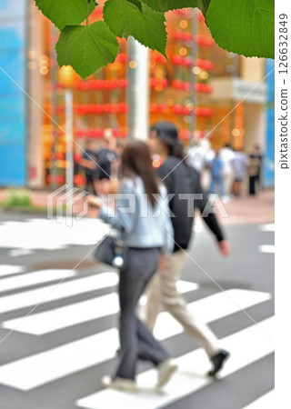 人們在銀座並木街一家時尚商店前穿過人行橫道 126632849