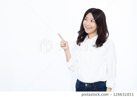 指著手指的女人 126632851