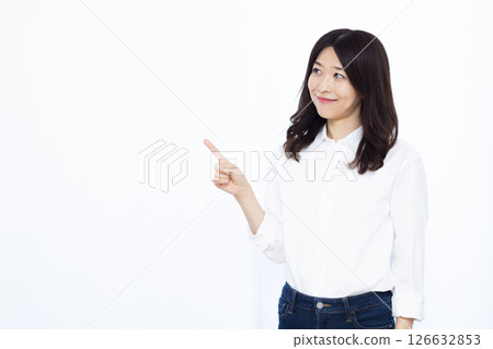 指著手指的女人 126632853