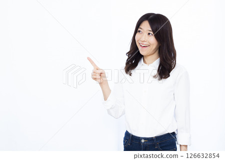 指著手指的女人 126632854