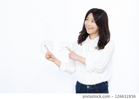 指著手指的女人 126632856