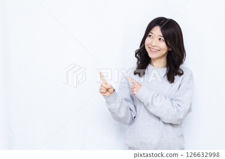 指著手指的女人 126632998