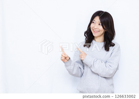 woman pointing finger woman pointing finger 126633002