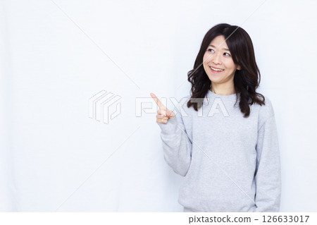 指著手指的女人 126633017