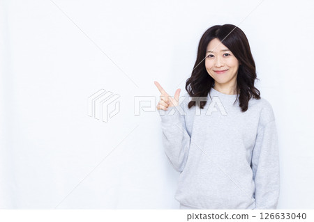 指著手指的女人 126633040