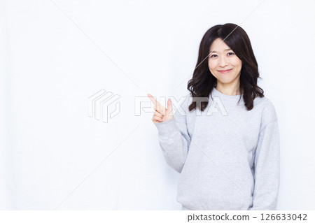指著手指的女人 126633042