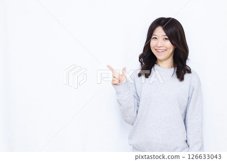指著手指的女人 126633043