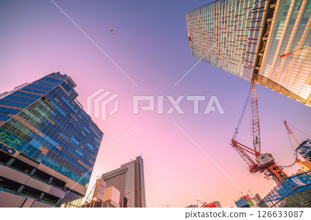 日本東京城市景觀，兩架飛機飛過......再見澀谷站西口。正在拆除的建築物和起重機的視圖 126633087
