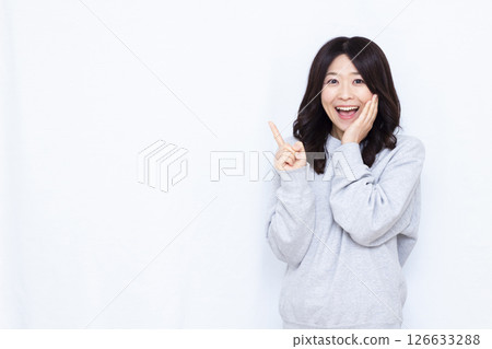指著手指的女人 126633288