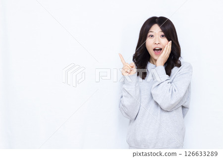 指著手指的女人 126633289