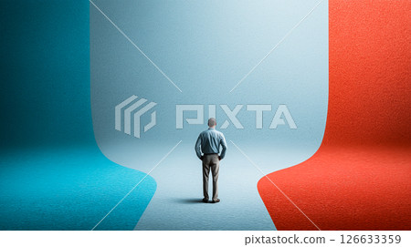 站在十字路口的男人的輪廓，人生選擇的概念 126633359