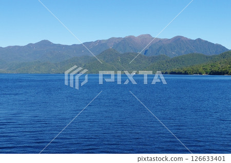 從歌濱眺望初秋的中禪寺湖和日光白根山 126633401