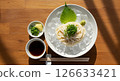 冰鎮素麵，加入冰塊和調味品，口感清爽 126633421