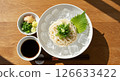 冰鎮素麵，加入冰塊和調味品，口感清爽 126633422