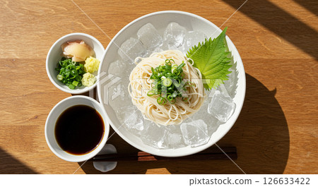 冰鎮素麵，加入冰塊和調味品，口感清爽 126633422