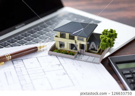 房屋模型、藍圖、計算器和計算機 126633750
