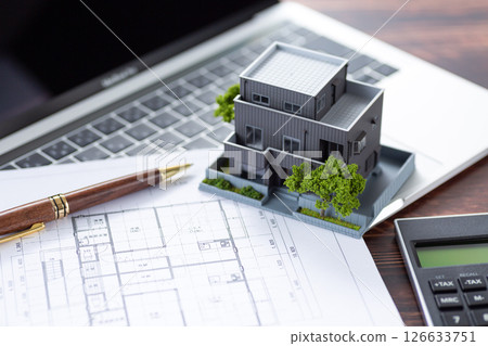 房屋模型、藍圖、計算器和計算機 房屋模型、藍圖、計算器和計算機 126633751