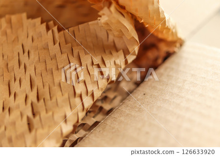 Eco friendly brown paper honeycomb wrap for product packaging parcel carton box 126633920