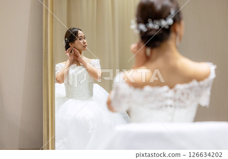 新娘在婚禮當天在候診室做準備 126634202