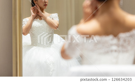 新娘在婚禮當天在候診室做準備 126634203