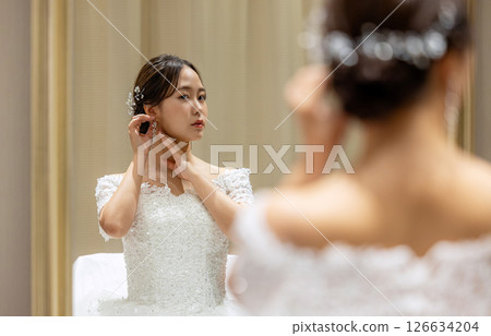 新娘在婚禮當天在候診室做準備 126634204