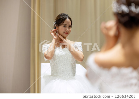 新娘在婚禮當天在候診室做準備 126634205