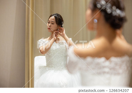 新娘在婚禮當天在候診室做準備 126634207