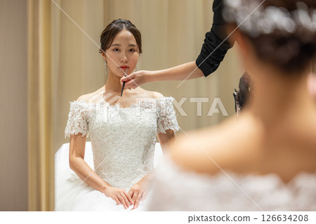新娘在婚禮當天在候診室做準備 126634208