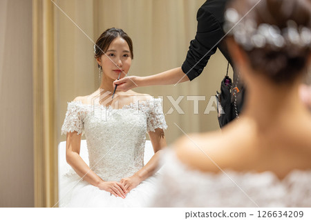新娘在婚禮當天在候診室做準備 126634209