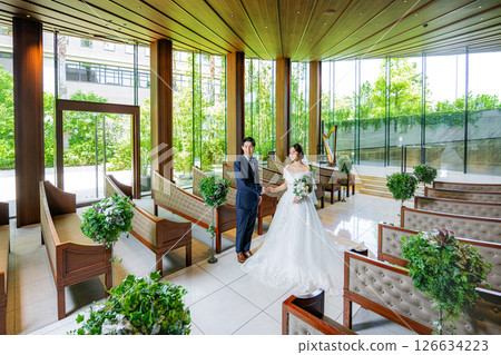 新娘和新郎站在教堂裡 126634223