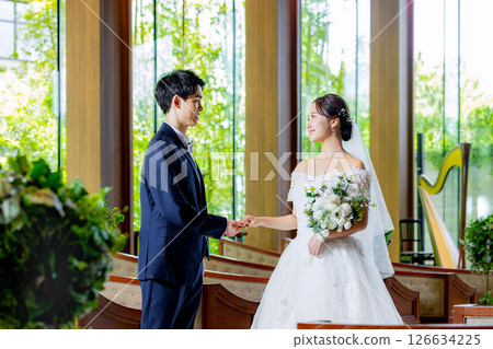 新娘和新郎站在教堂裡 126634225