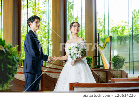 新娘和新郎站在教堂裡 126634226