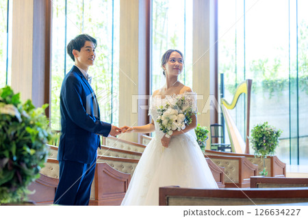 新娘和新郎站在教堂裡 126634227