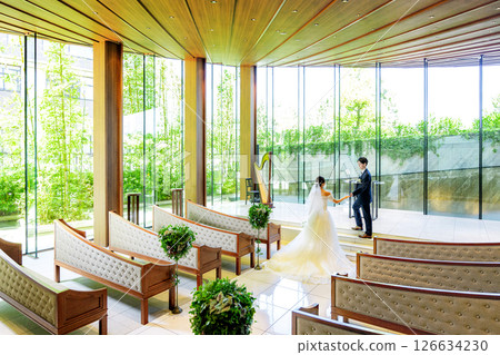 新娘和新郎站在教堂裡 126634230