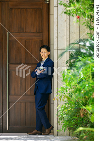 新郎站在教堂前拍攝婚前照片 126634241