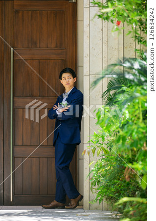 新郎站在教堂前拍攝婚前照片 126634242