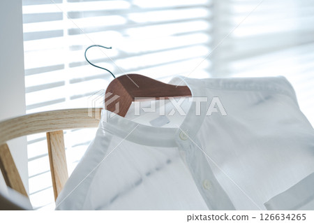 襯衫 椅子 百葉窗 126634265