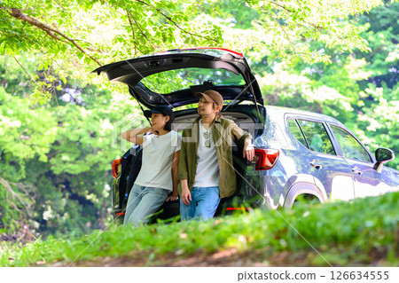 汽車和30多歲的男人和女人 126634555