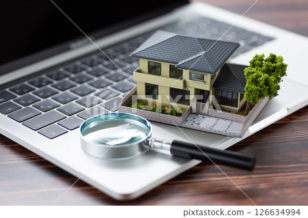房屋模型、放大鏡和計算機 126634994