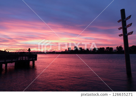 The sunset-tinted scenery of Arakawa, Akabane, and Kawaguchi 126635271