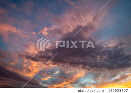 在夕陽下沾染的雲 在夕陽下沾染的雲 126635807
